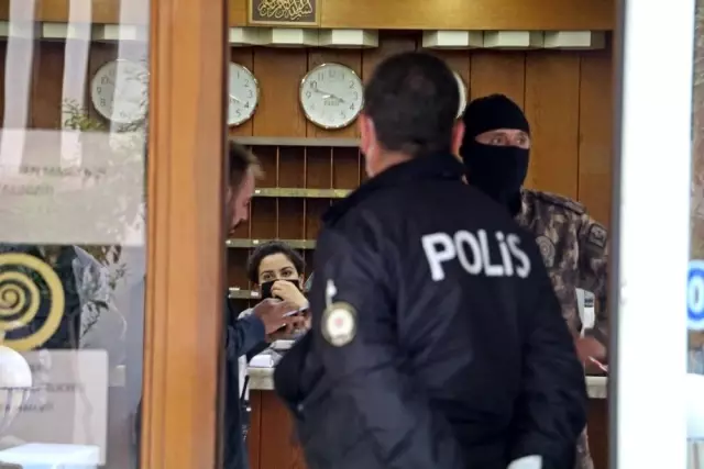 Antalya'da Özel Harekat Polisi destekli sinirli müşteri operasyonu Antalya'da Özel Harekat Polisi destekli sinirli müşteri operasyonu