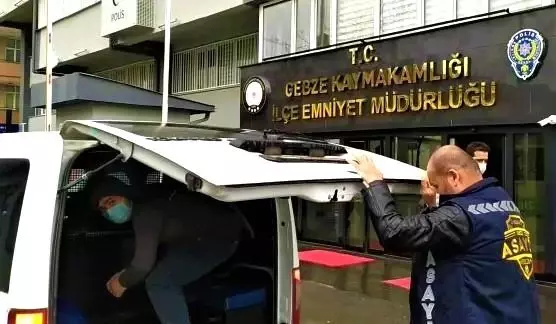 Araçların camını kırıp içindeki ziynet eşyalarını çalan hırsızlar yakalandı Araçların camını kırıp içindeki ziynet eşyalarını çalan hırsızlar yakalandı