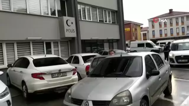 Araçların camını kırıp içindeki ziynet eşyalarını çalan hırsızlar yakalandı Araçların camını kırıp içindeki ziynet eşyalarını çalan hırsızlar yakalandı