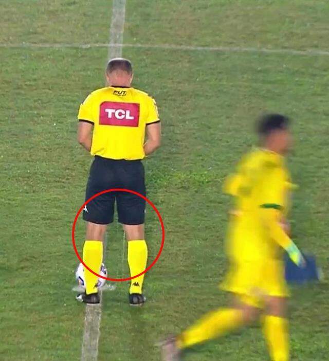 Brezilya'da maça damga vuran hareket! Hakem sahanın ortasına tuvaletini yaptı