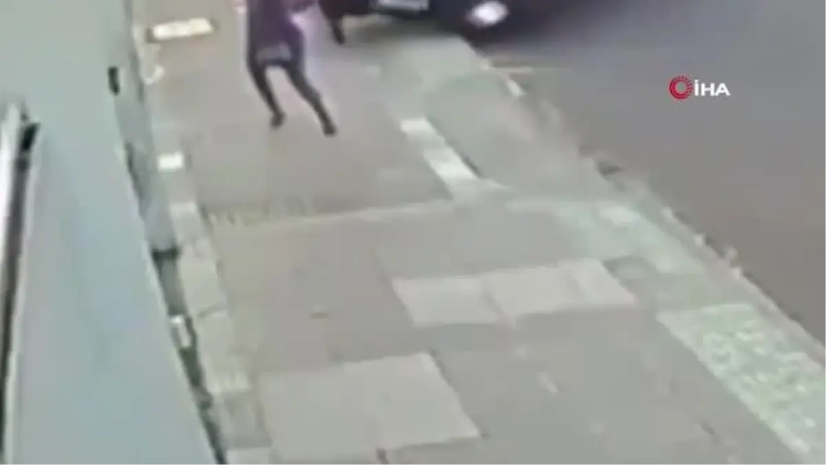 Brezilya'da sevgilisinin cep telefonunu çalan hırsızı arabayla ezdi