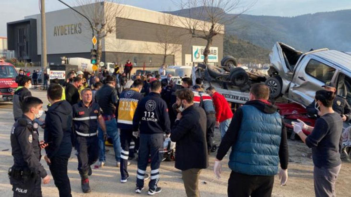 Bursa'da freni boşalan tır, önünde seyreden araçları biçti: 4 ölü, 20 yaralı