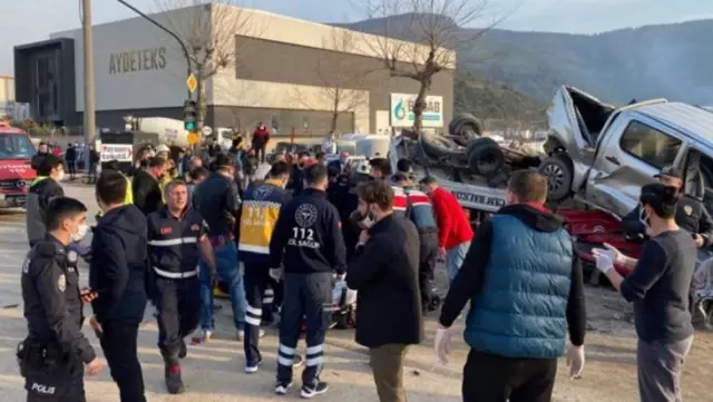 Bursa'da freni boşalan Tır, önünde seyreden araçları biçti: 3 ölü, 21 yaralı Bursa'da freni boşalan Tır, önünde seyreden araçları biçti: 3 ölü, 21 yaralı