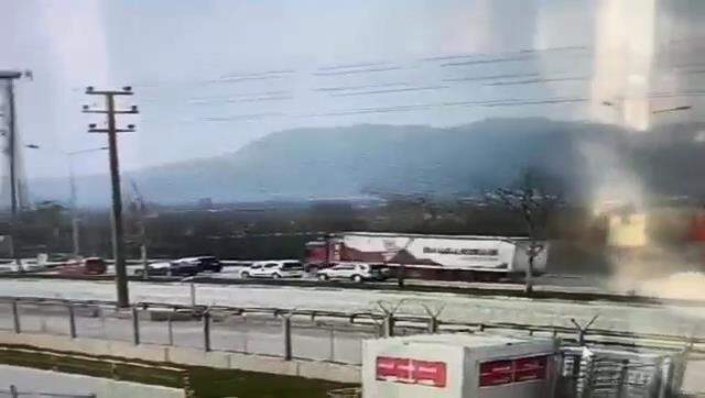 Bursa'daki Tır dehşeti kamerada! 20 aracı biçti, ortalık mahşer yerine döndü