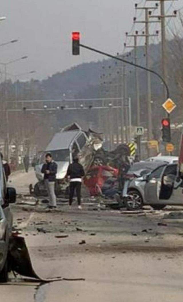 Bursa'daki Tır dehşeti kamerada! 20 aracı biçti, ortalık mahşer yerine döndü