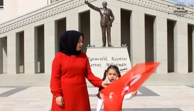 Çocukluğunda hayal ettiği klibi İstiklal Marşı'nın 100. yıl dönümünde çekti Çocukluğunda hayal ettiği klibi İstiklal Marşı'nın 100. yıl dönümünde çekti