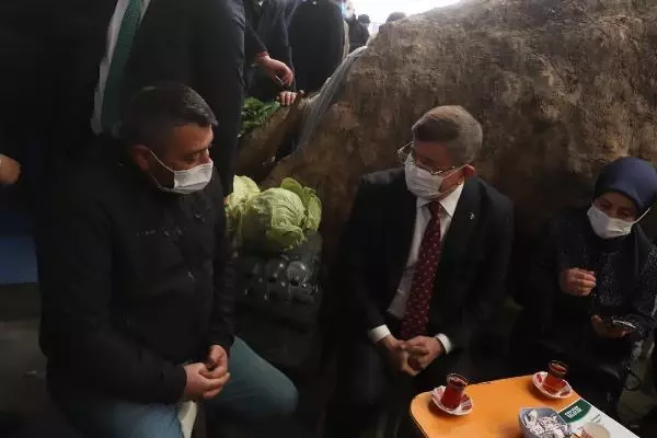 ÇANAKKALE Davutoğlu, Çanakkale'de pazar gezip, alışveriş yaptı ÇANAKKALE Davutoğlu, Çanakkale'de pazar gezip, alışveriş yaptı