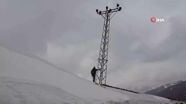 DEDAŞ ekipleri zoru başardı: 3 bin metre yükseklikte, kalınlığı 7 metreyi bulan karda arızayı giderdiler DEDAŞ ekipleri zoru başardı: 3 bin metre yükseklikte, kalınlığı 7 metreyi bulan karda arızayı giderdiler