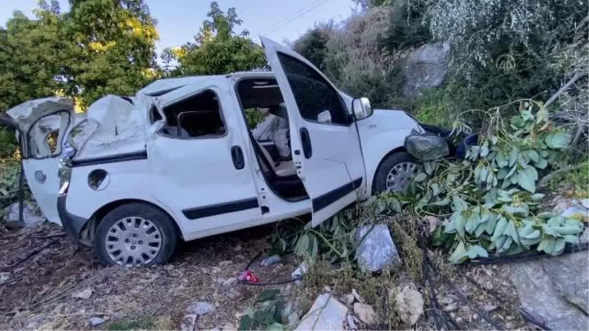 Devrilen panelvanın sürücüsü ağır yarandı
