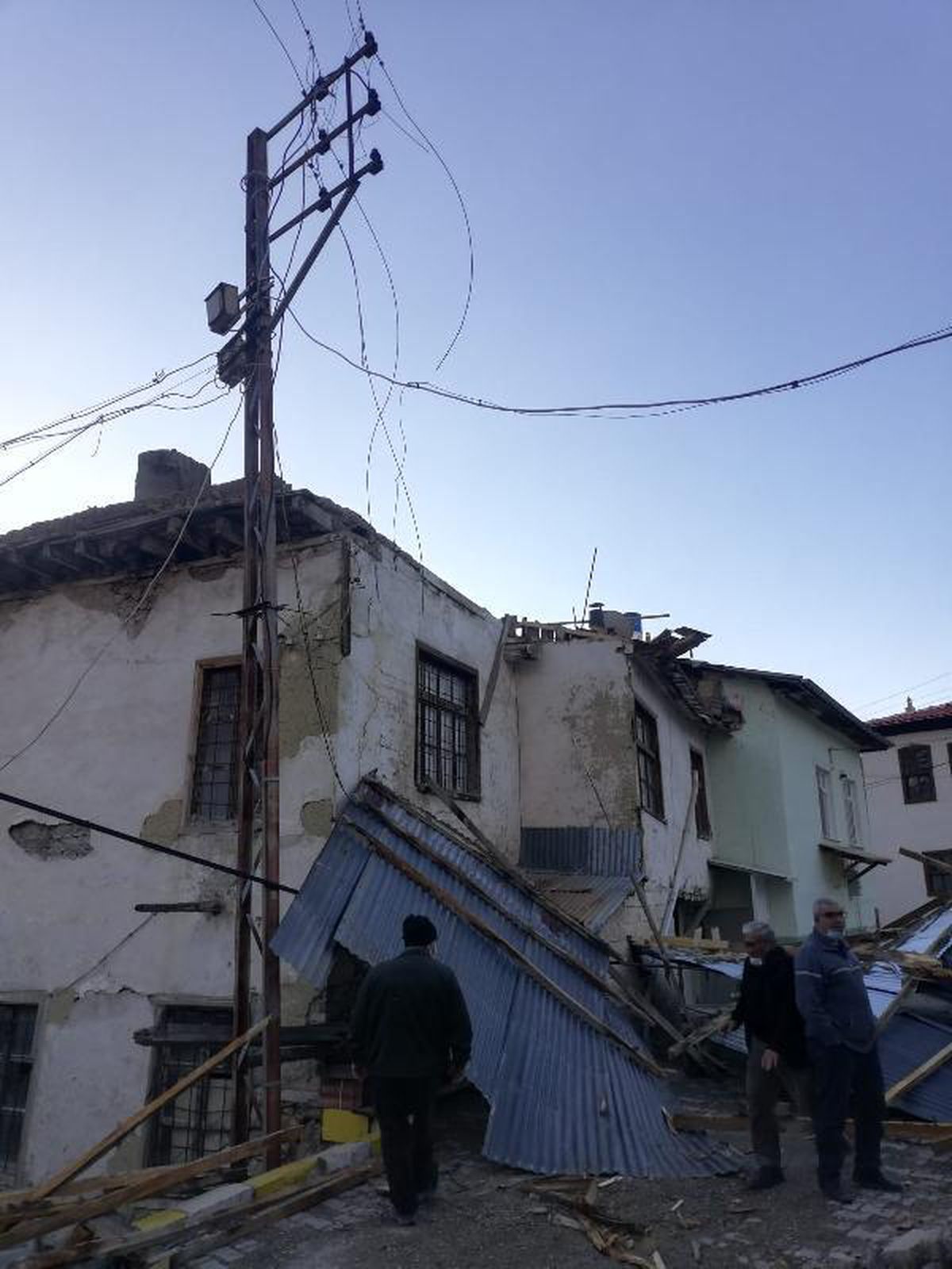 Ermenek'te fırtınada evin çatısı uçtu