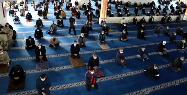Erzincan'da depreminde hayatını kaybedenler için mevlit okutuldu Erzincan'da depreminde hayatını kaybedenler için mevlit okutuldu