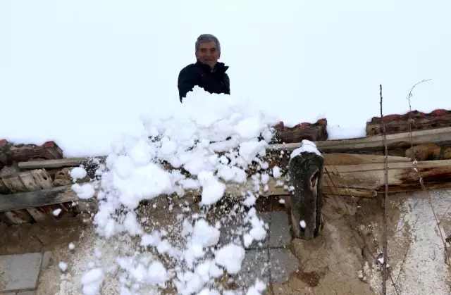 Kent merkezinde yağmur, yüksek kesimlerde kar etkili oldu Kent merkezinde yağmur, yüksek kesimlerde kar etkili oldu