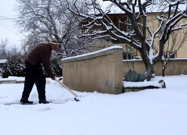 Kent merkezinde yağmur, yüksek kesimlerde kar etkili oldu Kent merkezinde yağmur, yüksek kesimlerde kar etkili oldu