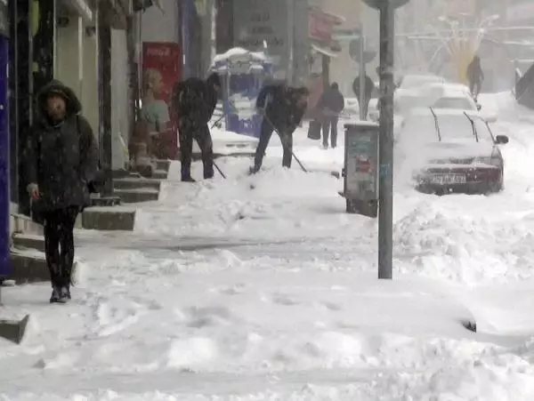 Erzurum'da yoğun kar yağışı; kar kalınlığı 20 santim oldu Erzurum'da yoğun kar yağışı; kar kalınlığı 20 santim oldu