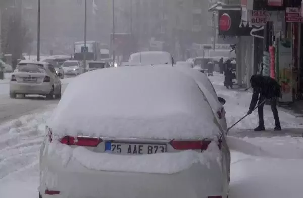 Erzurum'da yoğun kar yağışı; kar kalınlığı 20 santim oldu Erzurum'da yoğun kar yağışı; kar kalınlığı 20 santim oldu