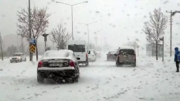 Erzurum'da yoğun kar yağışı; kar kalınlığı 20 santim oldu Erzurum'da yoğun kar yağışı; kar kalınlığı 20 santim oldu