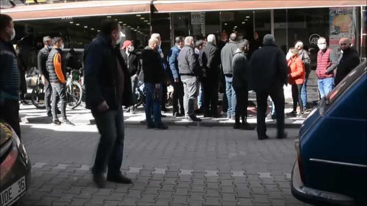 İş yerinin önünde silahla vurulan genç hastaneye kaldırıldı