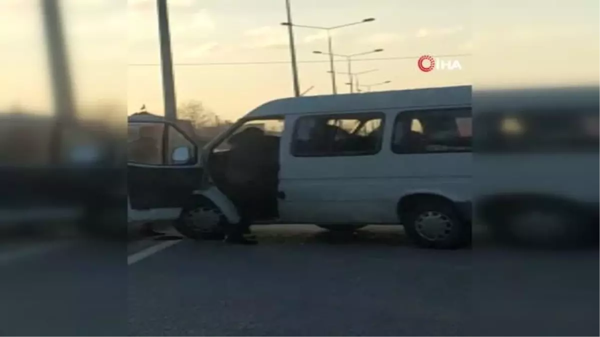 Karayolunda dehşet: Minibüsün önünü kesip sürücüyü bıçakladıkları anlar kamerada