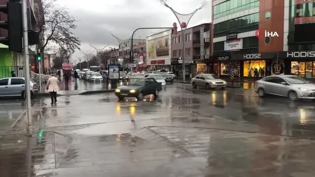 Kent merkezinde yağmur, yüksek kesimlerde kar etkili oldu Kent merkezinde yağmur, yüksek kesimlerde kar etkili oldu