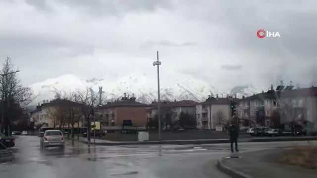 Kent merkezinde yağmur, yüksek kesimlerde kar etkili oldu Kent merkezinde yağmur, yüksek kesimlerde kar etkili oldu