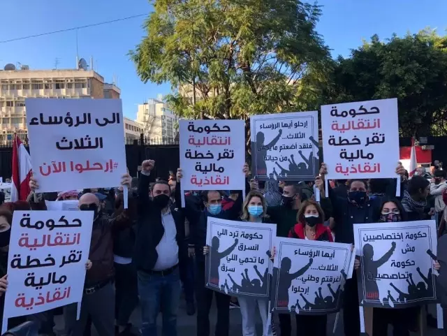 - Lübnan'da binlerce kişi ülkedeki siyasi ve ekonomik krizi protesto etti - Lübnan'da binlerce kişi ülkedeki siyasi ve ekonomik krizi protesto etti