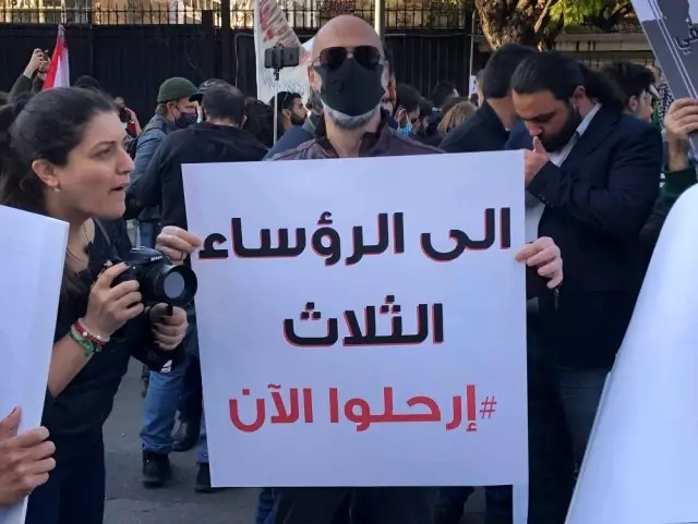 - Lübnan'da binlerce kişi ülkedeki siyasi ve ekonomik krizi protesto etti - Lübnan'da binlerce kişi ülkedeki siyasi ve ekonomik krizi protesto etti