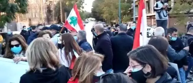 - Lübnan'da binlerce kişi ülkedeki siyasi ve ekonomik krizi protesto etti - Lübnan'da binlerce kişi ülkedeki siyasi ve ekonomik krizi protesto etti