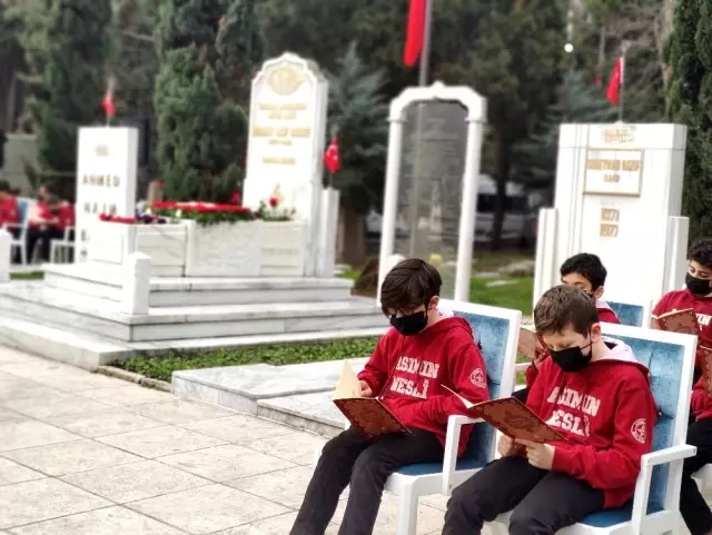 Milli şair Mehmet Akif Ersoy kabri başında anıldı Milli şair Mehmet Akif Ersoy kabri başında anıldı