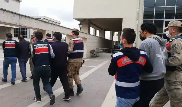 Osmaniye'de insan ticareti, taciz ve tehdit suçlamasıyla 3 kişi tutuklandı Osmaniye'de insan ticareti, taciz ve tehdit suçlamasıyla 3 kişi tutuklandı