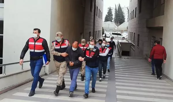 Osmaniye'de insan ticareti, taciz ve tehdit suçlamasıyla 3 kişi tutuklandı Osmaniye'de insan ticareti, taciz ve tehdit suçlamasıyla 3 kişi tutuklandı