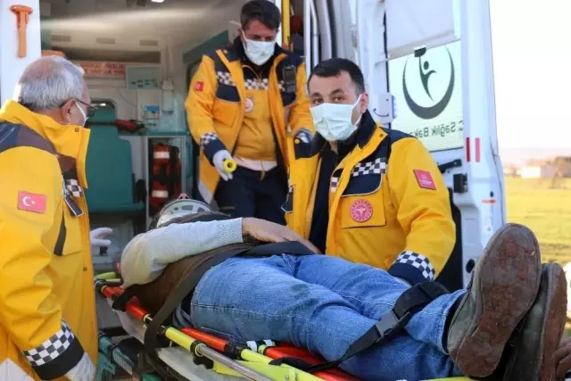 Otobüsle çarpışan hafif ticari araç tarlaya uçtu Otobüsle çarpışan hafif ticari araç tarlaya uçtu
