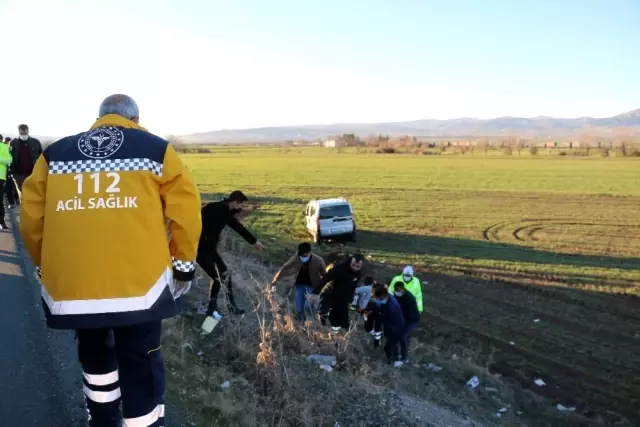 Otobüsle çarpışan hafif ticari araç tarlaya uçtu Otobüsle çarpışan hafif ticari araç tarlaya uçtu