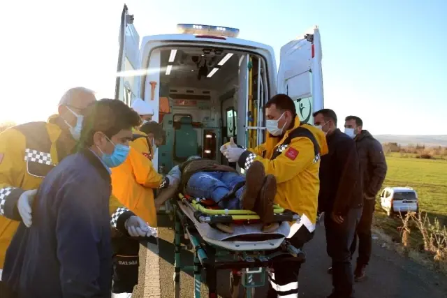 Otobüsle çarpışan hafif ticari araç tarlaya uçtu Otobüsle çarpışan hafif ticari araç tarlaya uçtu