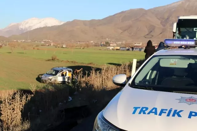 Otobüsle çarpışan hafif ticari araç tarlaya uçtu Otobüsle çarpışan hafif ticari araç tarlaya uçtu