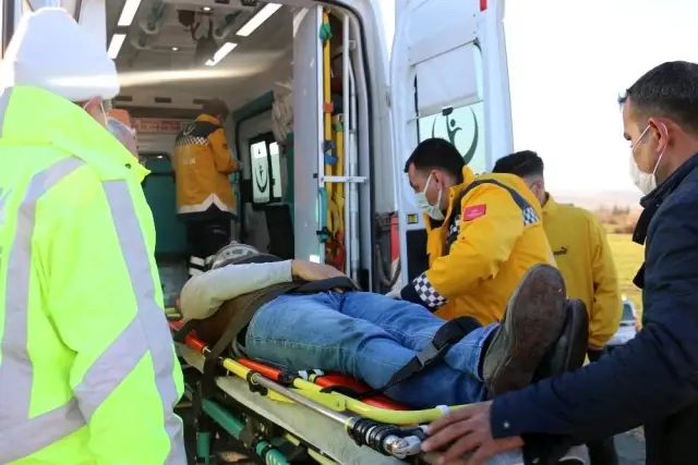 Otobüsle çarpışan hafif ticari araç tarlaya uçtu Otobüsle çarpışan hafif ticari araç tarlaya uçtu