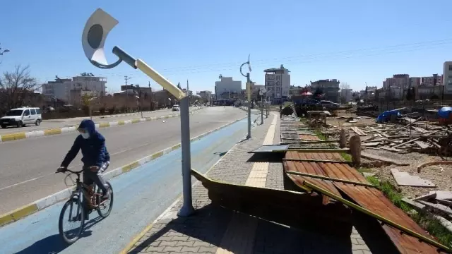 Şiddetli rüzgar ağaçları kökünden söküp çatıları uçurdu