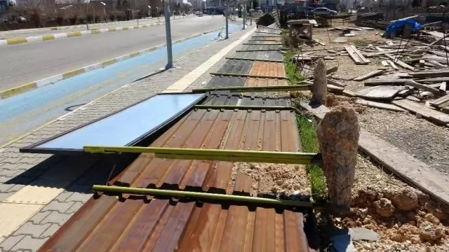 Şiddetli rüzgar ağaçları kökünden söküp çatıları uçurdu