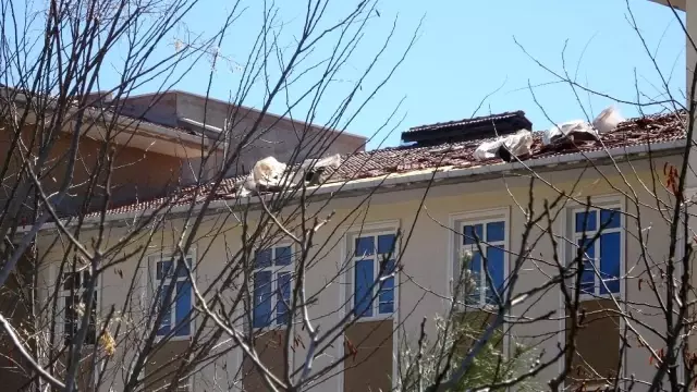 Şiddetli rüzgar ağaçları kökünden söküp çatıları uçurdu