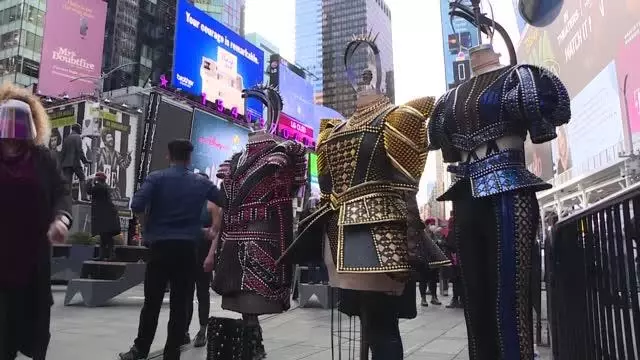 Times Meydanı'nda pandemiyle geçen bir yılı anmak için canlı Broadway performansları sergilendi (2) Times Meydanı'nda pandemiyle geçen bir yılı anmak için canlı Broadway performansları sergilendi (2)