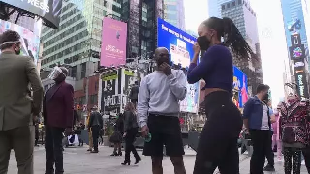 Times Meydanı'nda pandemiyle geçen bir yılı anmak için canlı Broadway performansları sergilendi (2) Times Meydanı'nda pandemiyle geçen bir yılı anmak için canlı Broadway performansları sergilendi (2)