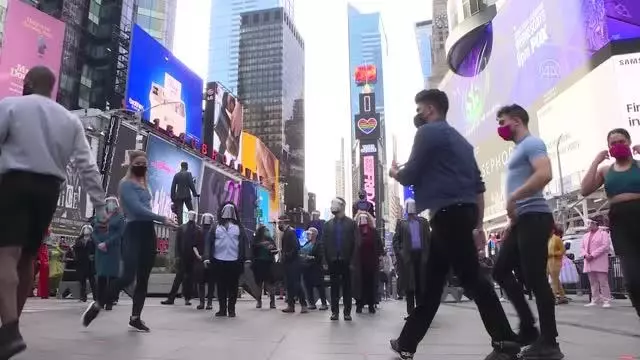 Times Meydanı'nda pandemiyle geçen bir yılı anmak için canlı Broadway performansları sergilendi (2) Times Meydanı'nda pandemiyle geçen bir yılı anmak için canlı Broadway performansları sergilendi (2)