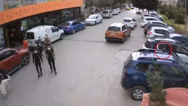 ADANA Yerde yatan sokak köpeği, sürücüsünün geri manevra yaptığı otomobilin altında kaldı ADANA Yerde yatan sokak köpeği, sürücüsünün geri manevra yaptığı otomobilin altında kaldı