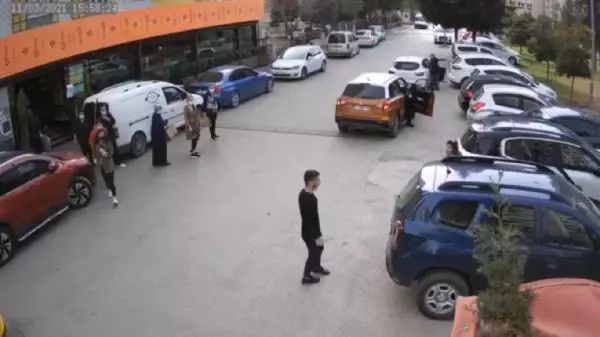 ADANA Yerde yatan sokak köpeği, sürücüsünün geri manevra yaptığı otomobilin altında kaldı ADANA Yerde yatan sokak köpeği, sürücüsünün geri manevra yaptığı otomobilin altında kaldı