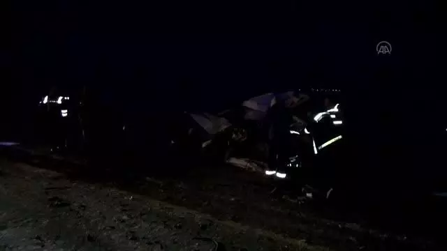 Son dakika haber... Yolcu otobüsü ile otomobil çarpıştı: 1 ölü, 2 yaralı Son dakika haber... Yolcu otobüsü ile otomobil çarpıştı: 1 ölü, 2 yaralı