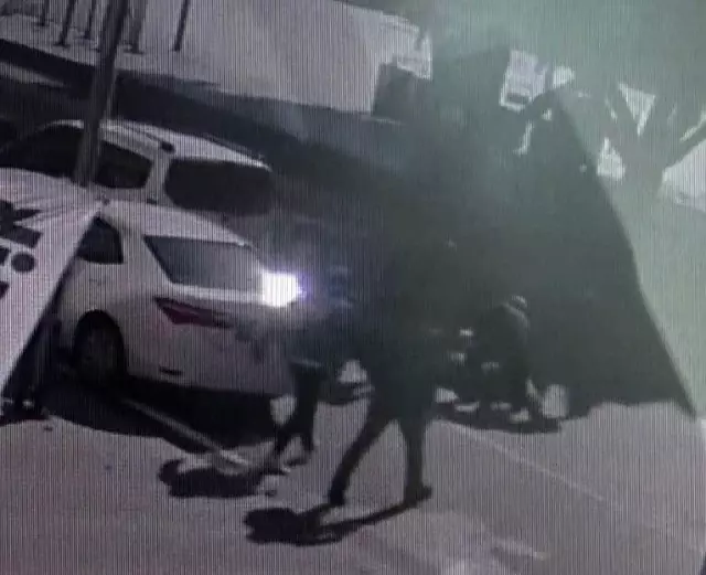 Son dakika: Yolun tek yön olmasına güvenen yaşlı kadın, geri gelen aracın çarpmasıyla ölümden döndü...Kaza anı kamerada Son dakika: Yolun tek yön olmasına güvenen yaşlı kadın, geri gelen aracın çarpmasıyla ölümden döndü...Kaza anı kamerada
