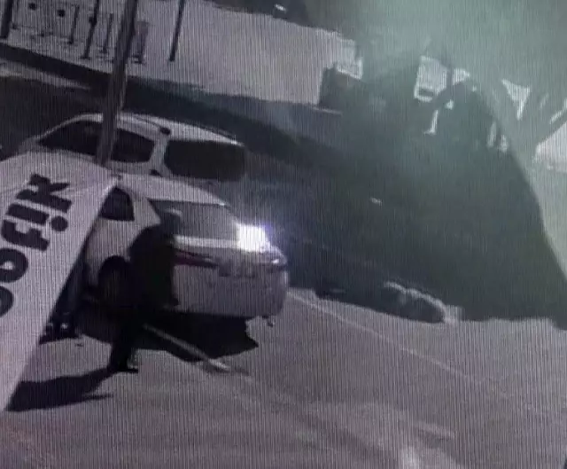 Son dakika: Yolun tek yön olmasına güvenen yaşlı kadın, geri gelen aracın çarpmasıyla ölümden döndü...Kaza anı kamerada Son dakika: Yolun tek yön olmasına güvenen yaşlı kadın, geri gelen aracın çarpmasıyla ölümden döndü...Kaza anı kamerada