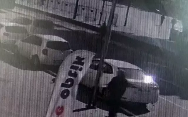 Son dakika: Yolun tek yön olmasına güvenen yaşlı kadın, geri gelen aracın çarpmasıyla ölümden döndü...Kaza anı kamerada Son dakika: Yolun tek yön olmasına güvenen yaşlı kadın, geri gelen aracın çarpmasıyla ölümden döndü...Kaza anı kamerada