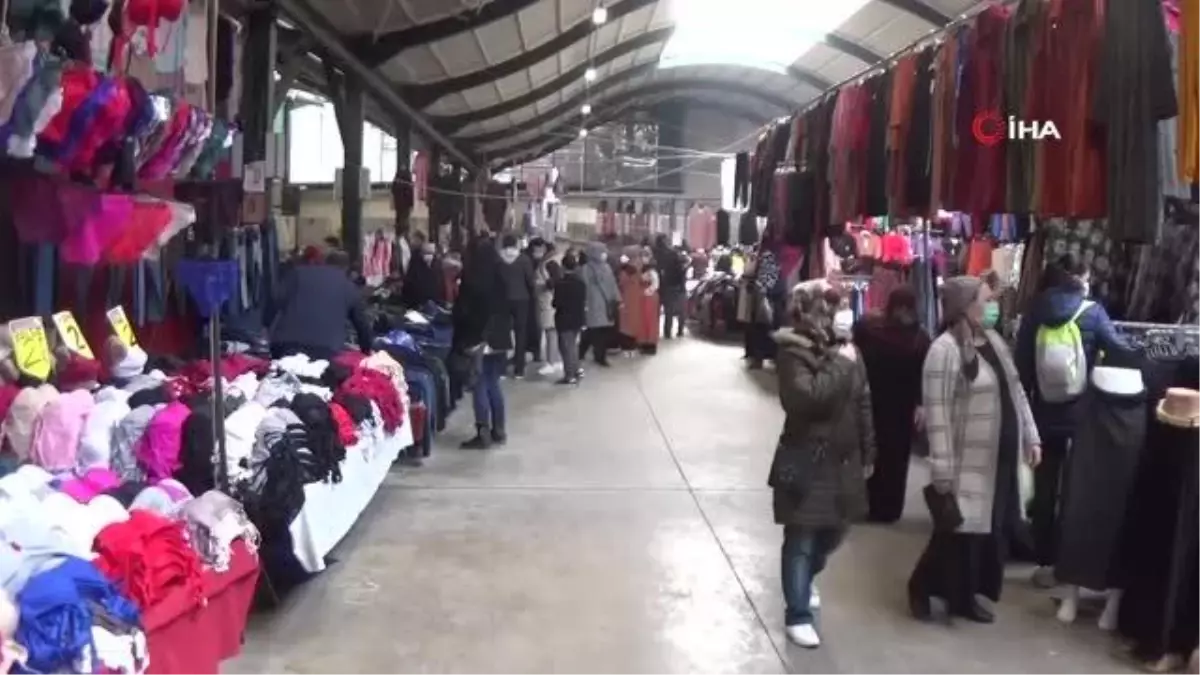 Yüzlerce kişi aynı anda bekledi, marş bitince alışverişe devam ettiler