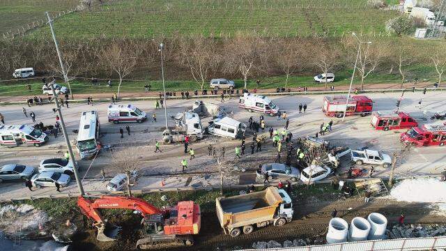 22 aracı biçen tır şoförünün ifadesi ortaya çıktı: Frenlerin boşaldığını fark ettim, selektör yakarak kornaya bastım
