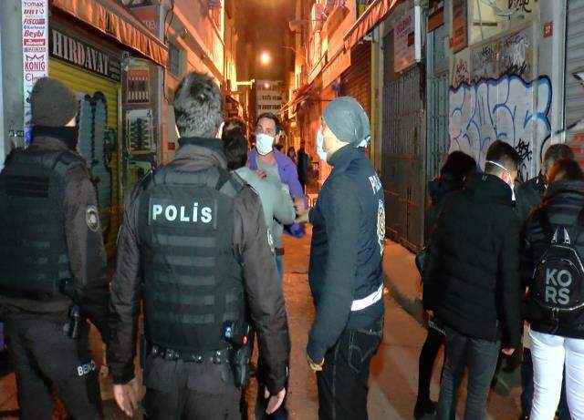 Bekçilerle, açık eğlence mekanında bulunan müşteriler arasında kavga çıktı